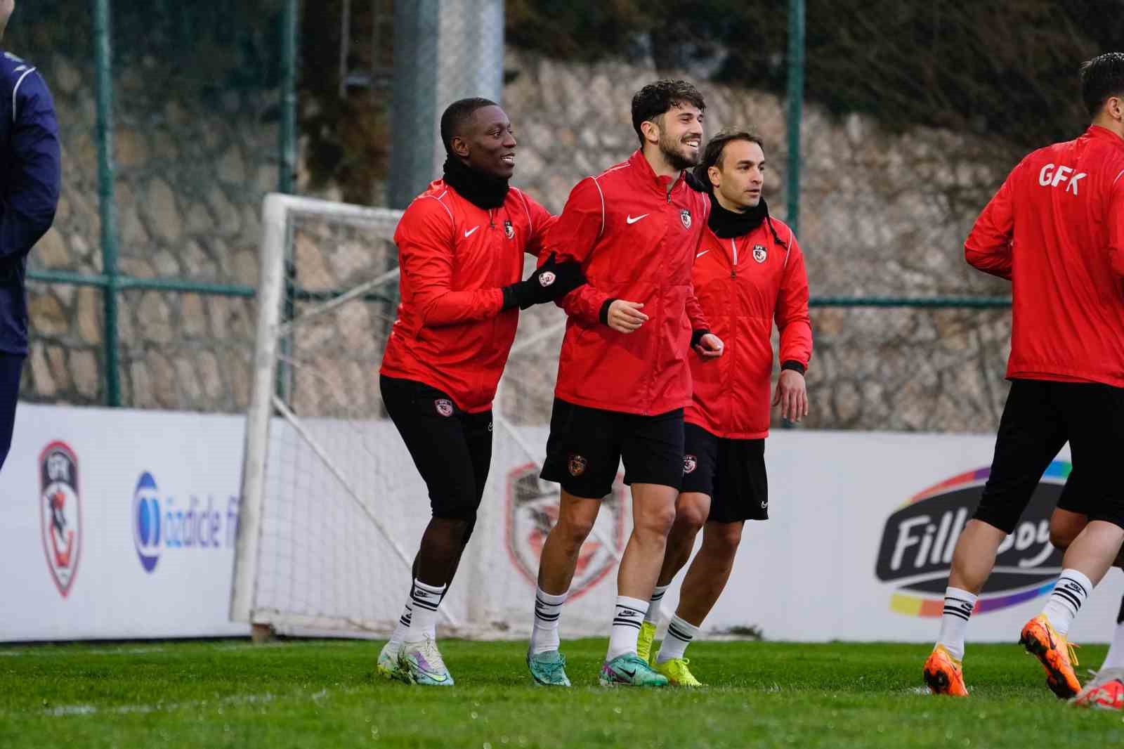 Gaziantep FK Selçuk İnan yönetiminde ilk antrenmanını yaptı