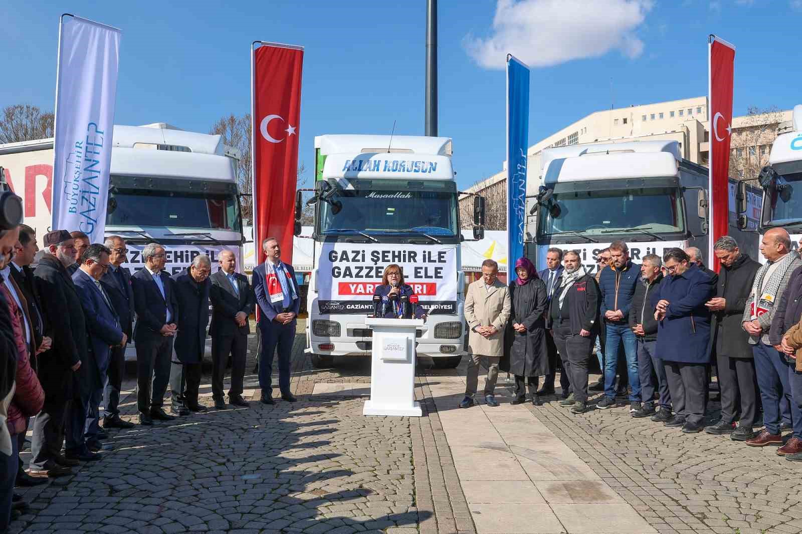 Gaziantep’te 5 tırdan oluşan insani yardım filosu Gazze için yola çıktı