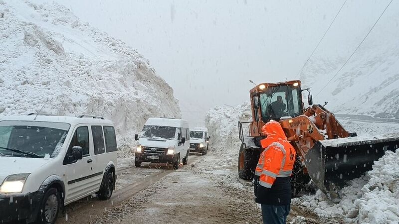 HAKKARİ'DE ÇIĞ NEDENİYLE ULAŞIMA