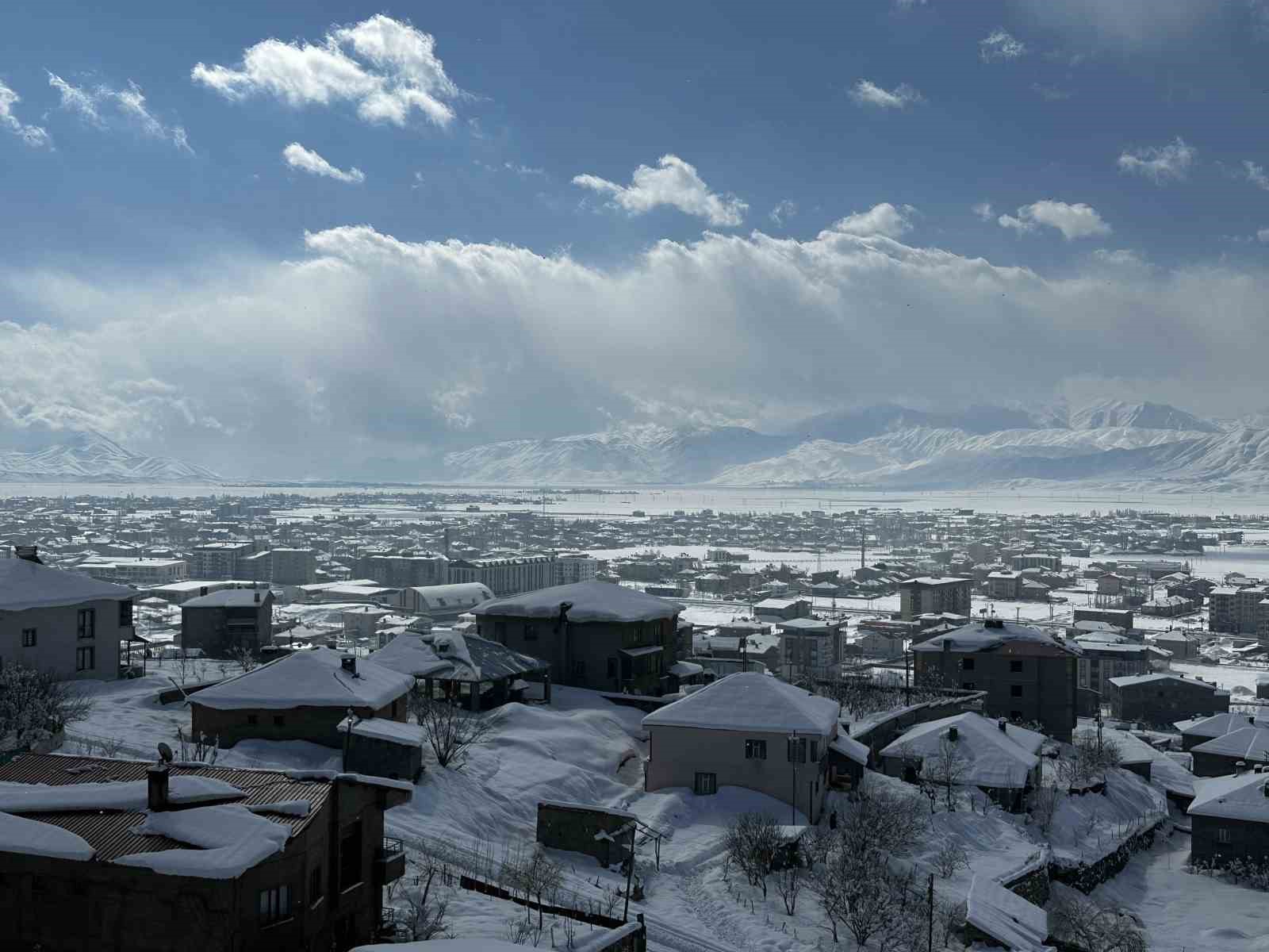 Hakkari’de 73 köy ve 118 mezra yolu ulaşıma kapandı