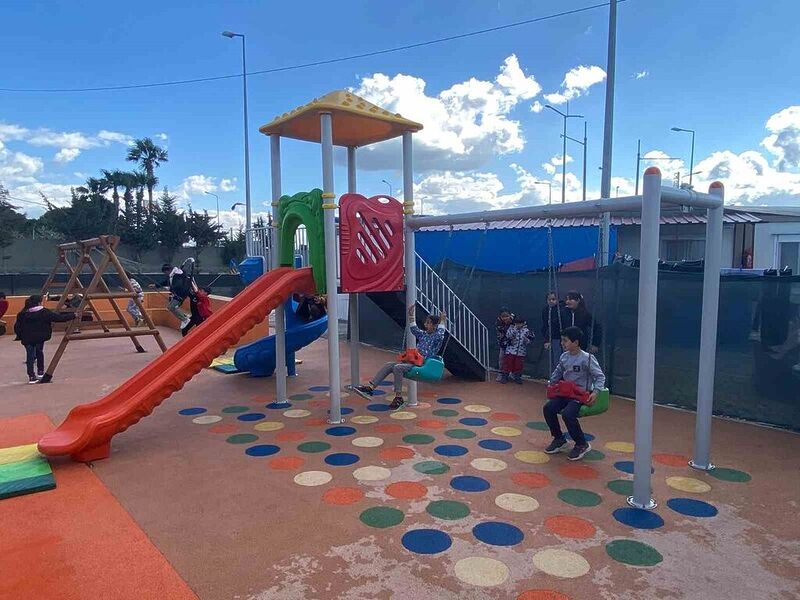 Hatay Büyükşehir Belediyesi’nden 20 konteyner kente çocuk oyun alanı