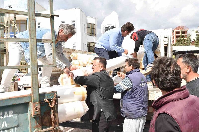 Hortumdan zarar gören Demreli üreticilere naylon desteği