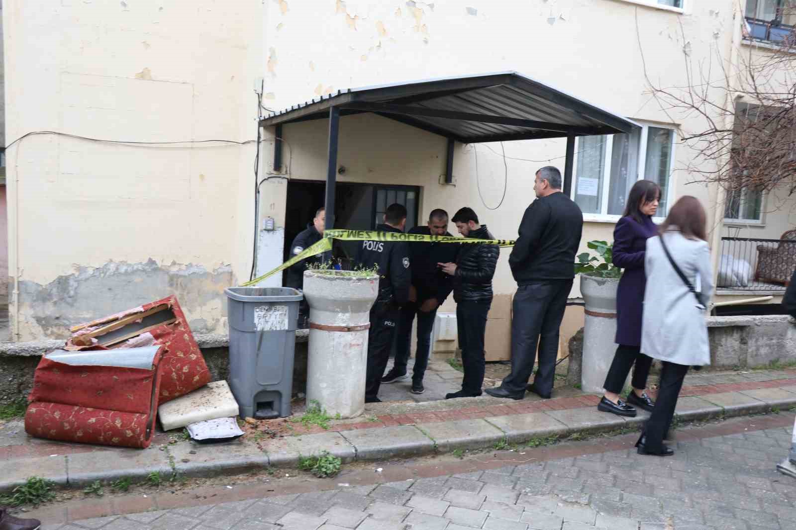 İşe gitmek için uyanan genç, annesi ve kardeşini ölü buldu