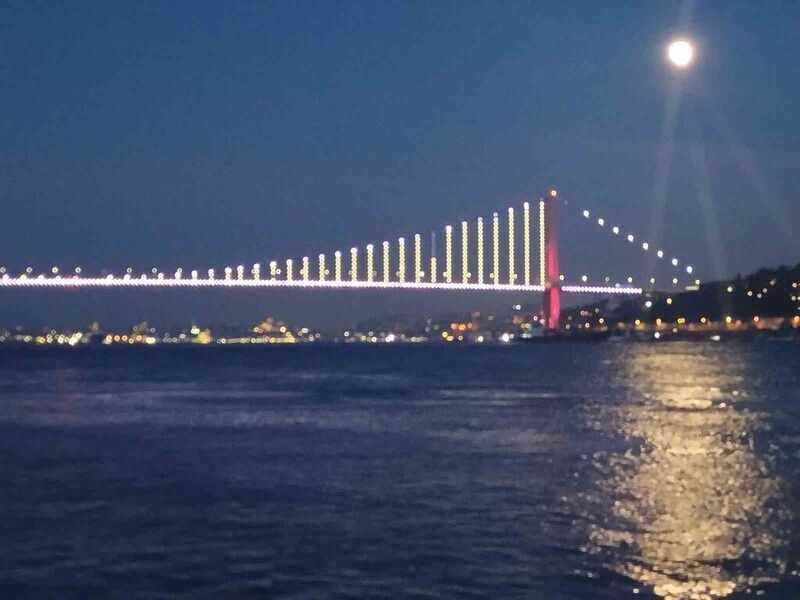 İstanbul Boğazında dolunay manzarası kartpostallık görüntü oluşturdu