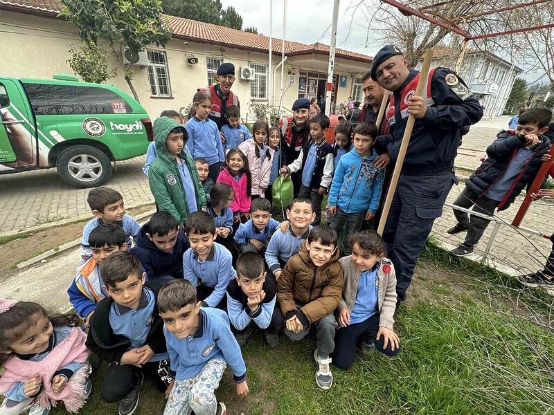 Jandarma ekipleri minikler ile birlikte fidan dikti