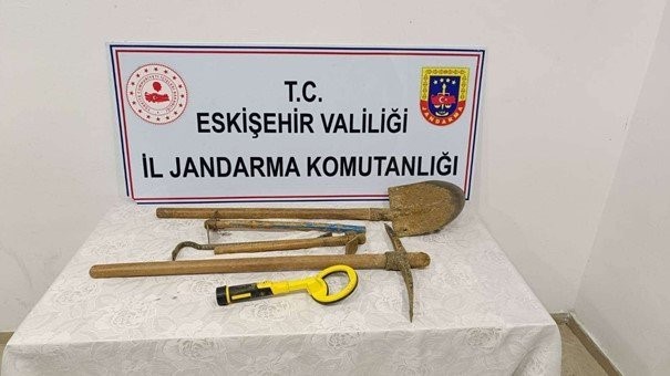 Kaçak kazı yapan 4 şüpheli ekipmanlarıyla birlikte suçüstü yakalandı