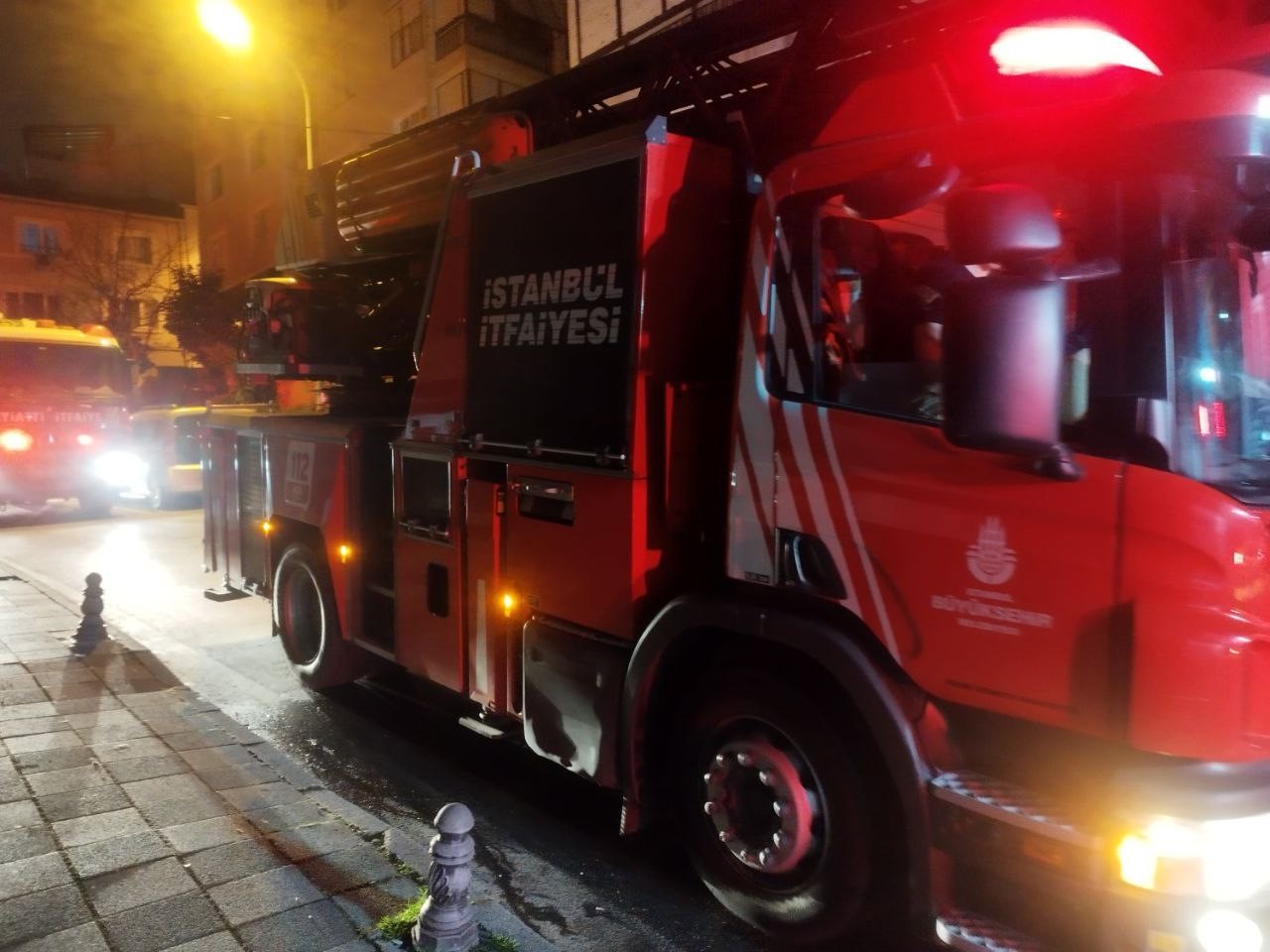 Kadıköy’de korkutan iş yeri yangını