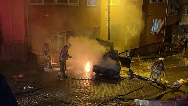 Kağıthane’de park halindeki araç alev alev yandı