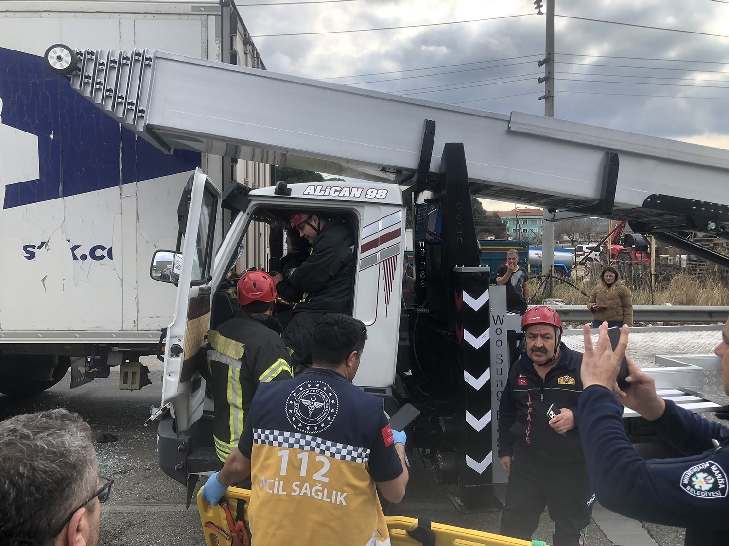 Kamyonet tıra arkadan çarptı: 1 yaralı