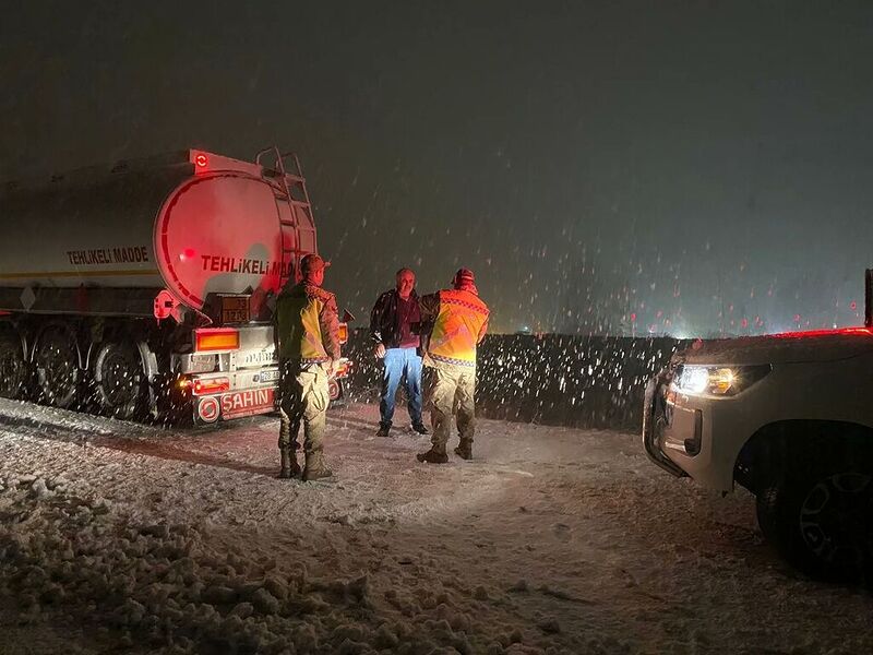 Kar ve tipi Erzincan – Gümüşhane yolunda ulaşımda aksamalara neden oldu