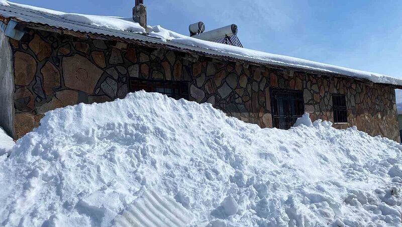 Karlıova’da günlerdir etkili olan kar, tek katlı evleri kara gömdü