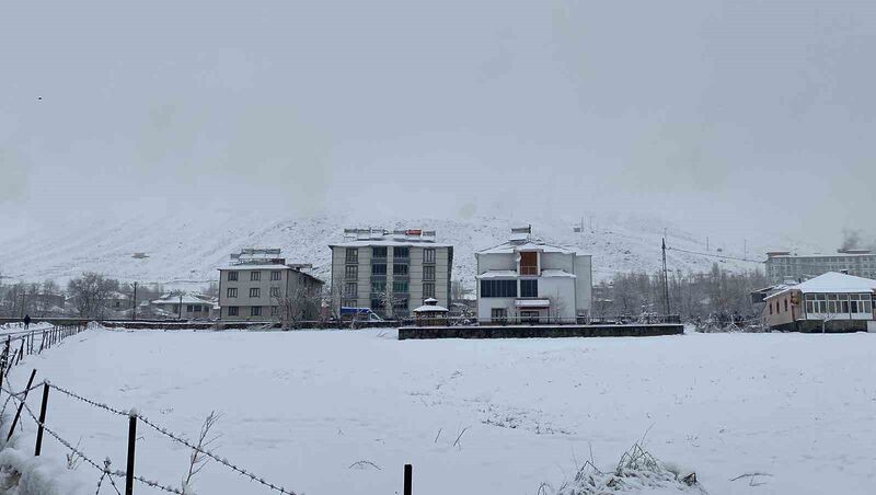 Karlıova’da kar yağışı etkisini sürdürüyor