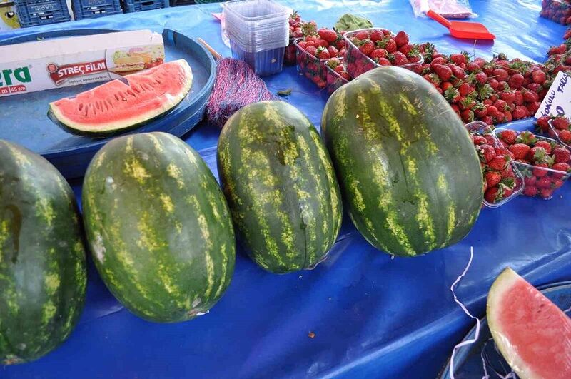 ESKİŞEHİR'DE PAZAR TEZGÂHLARINDA YERİNİ