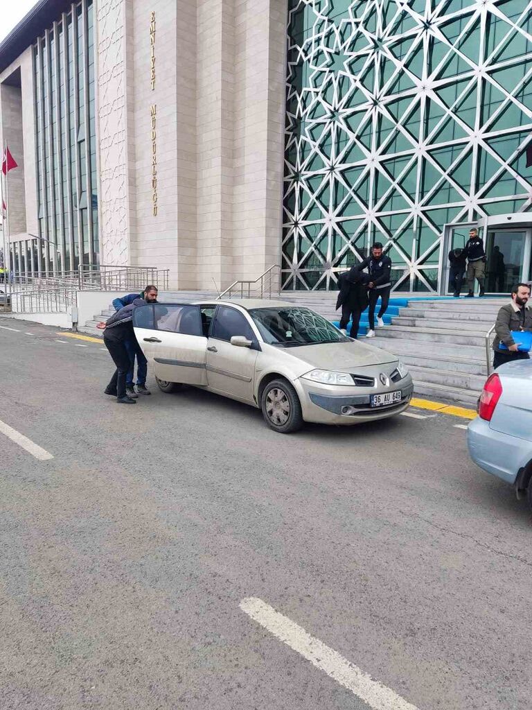 Kars’ta 3 kafadar dolandırıcı suçüstü yakalandı