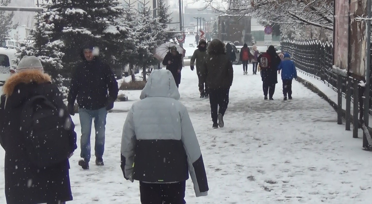 Kars’ta kar yağışı etkili oluyor