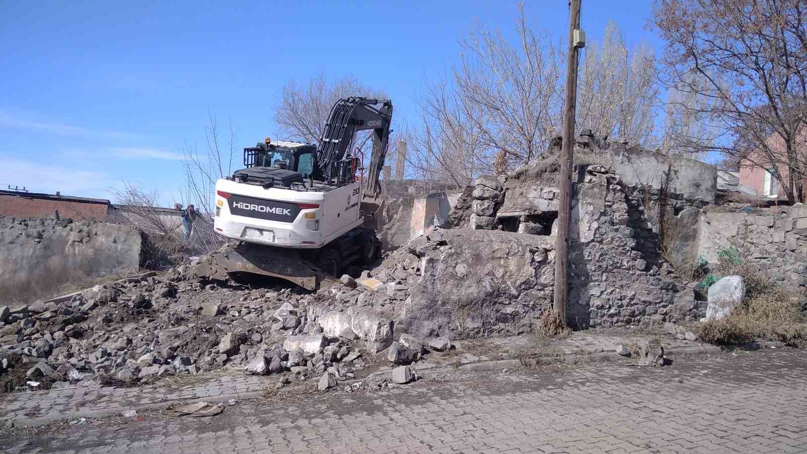 Kars’ta metruk yapıların yıkımı sürüyor