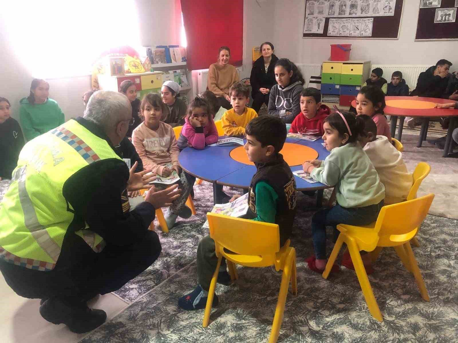 Kırklareli’de jandarma ekipleri öğrencilere eğitim verdi