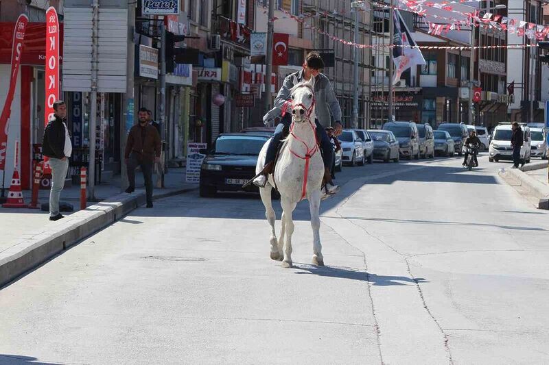 Konya’da caddede atla gezintiye çıktı