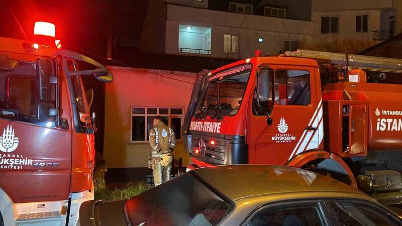 Küçükçekmece’de 2 katlı binanın giriş katında korkutan yangın: 2 yaralı