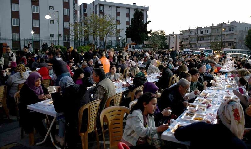 Kuşadası Belediyesi’nden Ramazan ayında 15 bin kişilik iftar yemeği