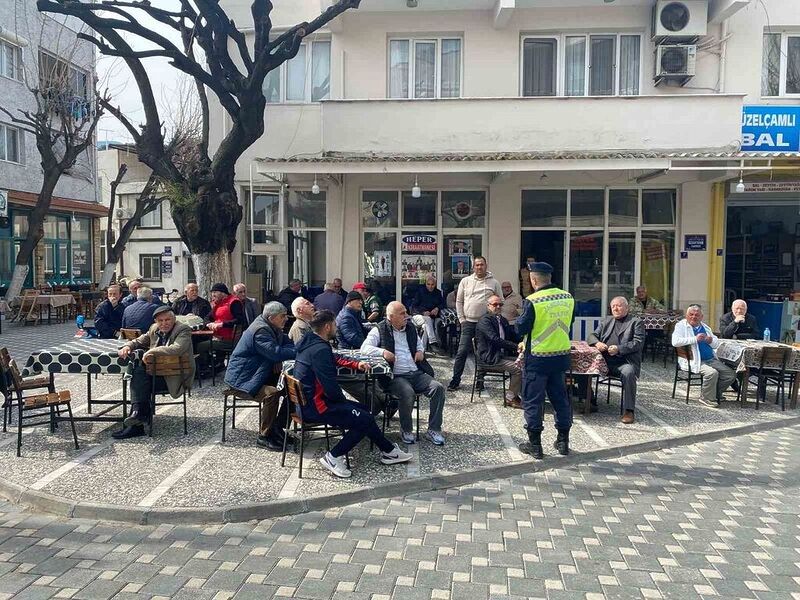 Kuşadası’nda vatandaşlar trafik kurallarına karşı bilgilendirildi