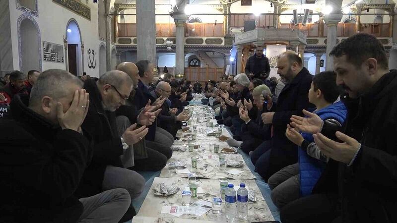 Kütahya’da hurma, su, ayran, peynir ve simitle iftar