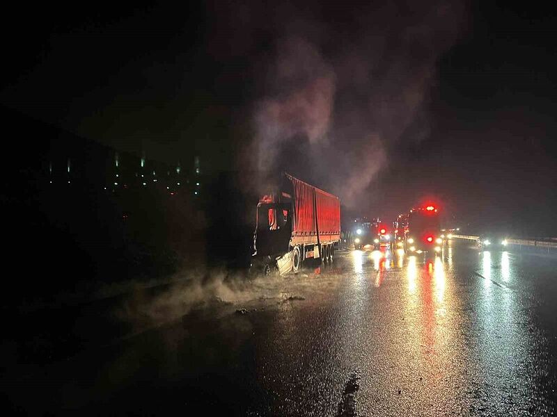 Kuzey Marmara Otoyolu’nda asit yüklü tır alev alev yandı