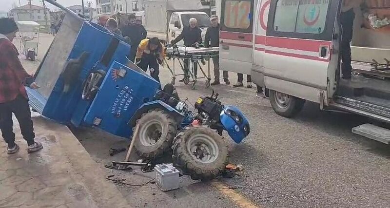 Lastiği kopan tarım aracı devrildi, sürücüsü yaralandı