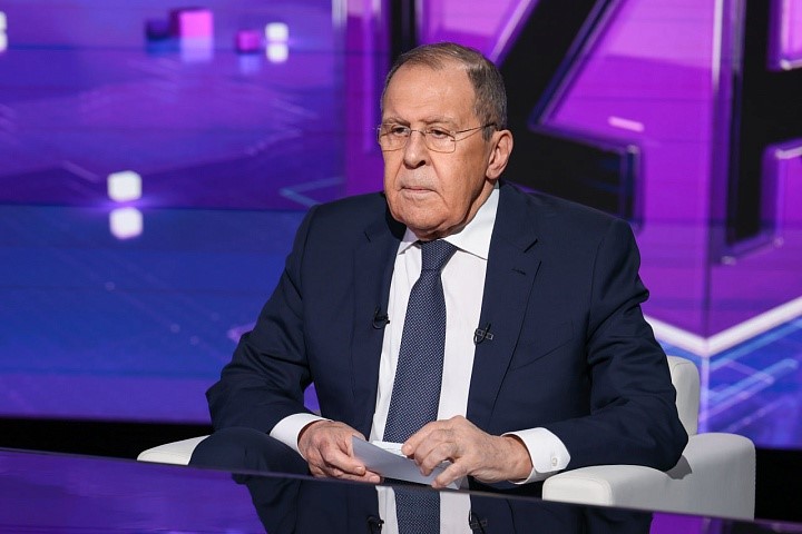 Lavrov: “Biz müzakereye hazırız, ancak Zelenskiy’in barış formülü temelinde değil”