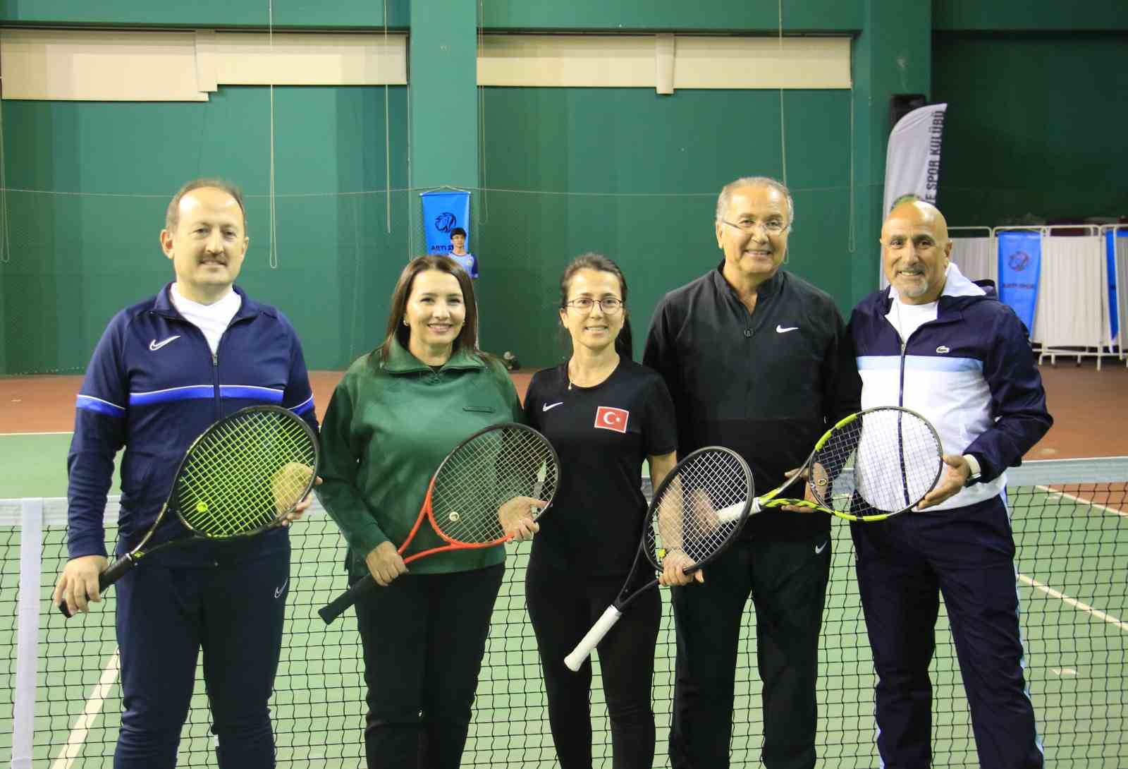 Mersin’de Dünya Kadınlar Günü çerçevesinde düzenlenen tenis turnuvası başladı