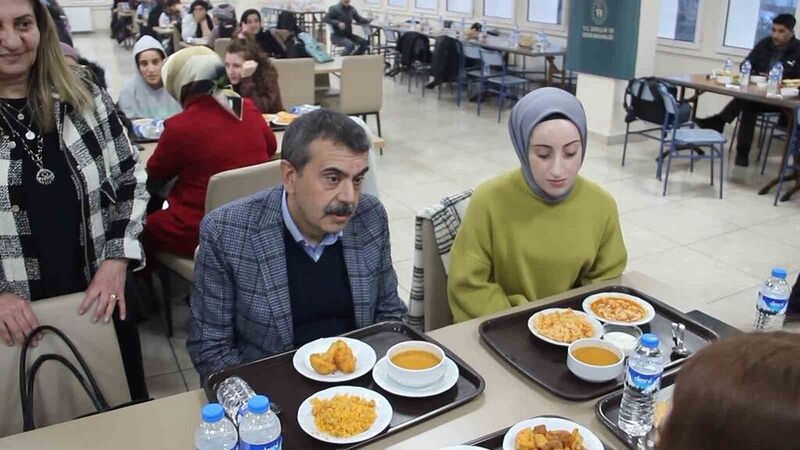 Milli Eğitim Bakanı Tekin öğrencilerle iftar yaptı