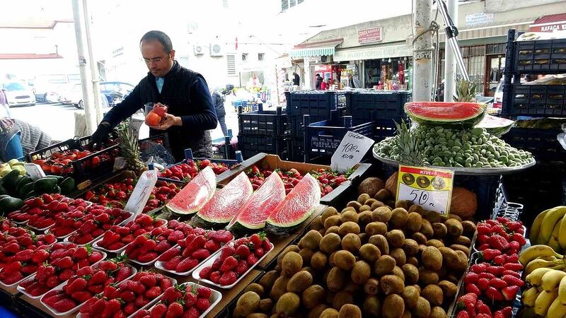 Muğla’da karpuz, çilek ve çağla pazar yerindeki tezgahlarda yerini aldı