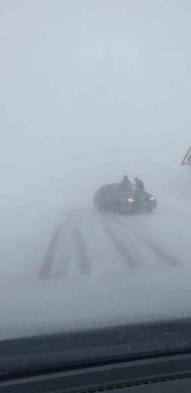 Muradiye’de kar ve tipiden kapanan yollar ulaşıma açıldı