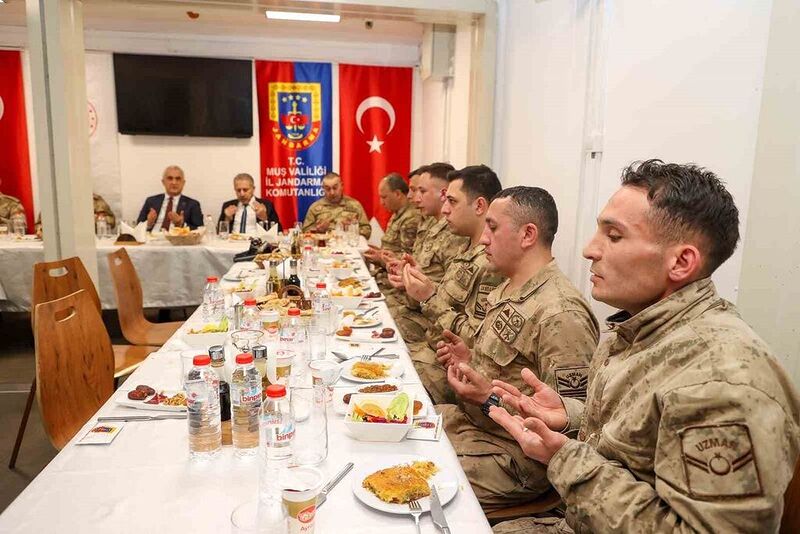 Muş Valisi Çakır, üs bölgesinde askerlerle iftar yaptı