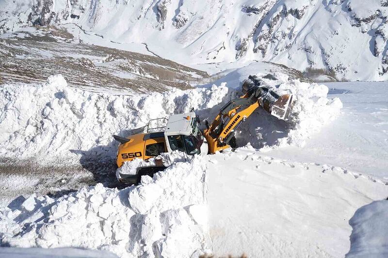 Muş’ta kar kalınlığının 7 metreyi bulduğu yolda çalışma