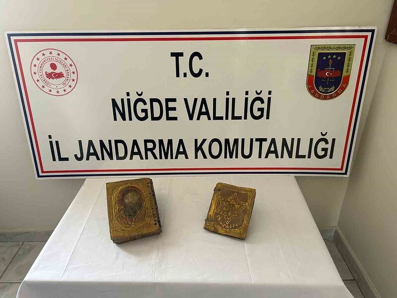 Niğde’de 200 bin dolarlık tarihi el yazması kitapla yakalandı