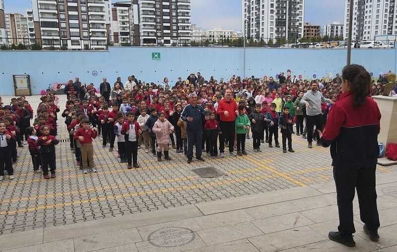 Öğrenciler ders öncesi spor yaptı