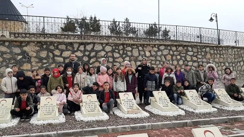 Öğrenciler şehitlik anıtına karanfil bırakıp çevre temizliği yaptılar