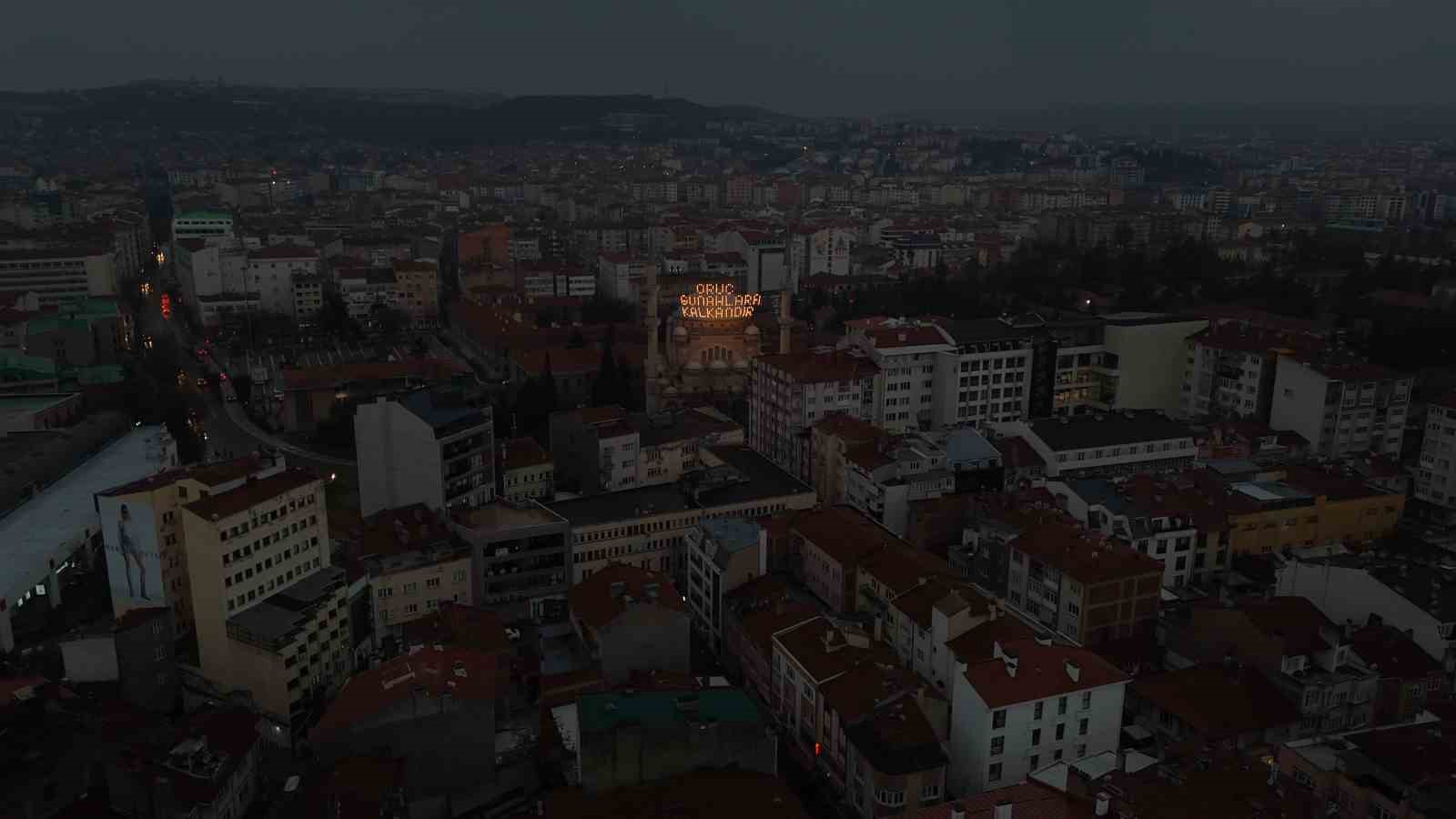 “Oruç günahlara kalkandır” mahyası Reşadiye Camii minarelerine asıldı