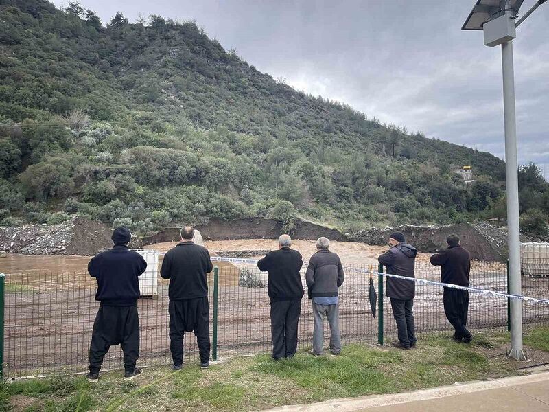 Osmaniye’de dere kenarında bulunan toprak yol çöktü