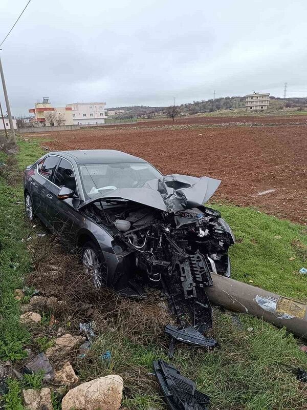 Otomobil sürücüsü beton direğe çarparak durabildi: 4 yaralı