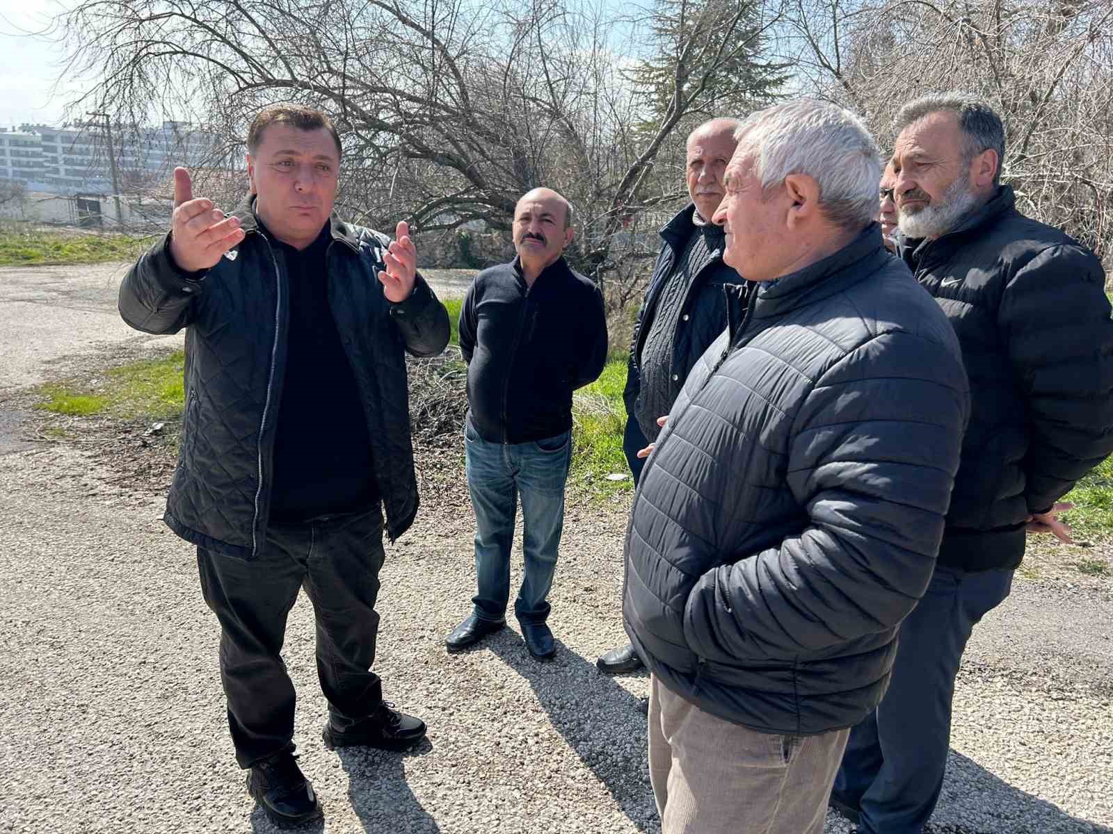 Özkan Alp, Çankaya’da kaldırım asfalt olmayan sokaklardaki vatandaşla buluştu