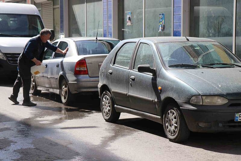 Sakarya’da araçlar çamurla kaplandı