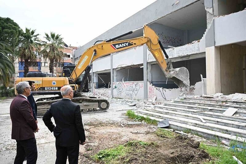 Salihli’de depreme dayanıksız okullar yıkılıyor