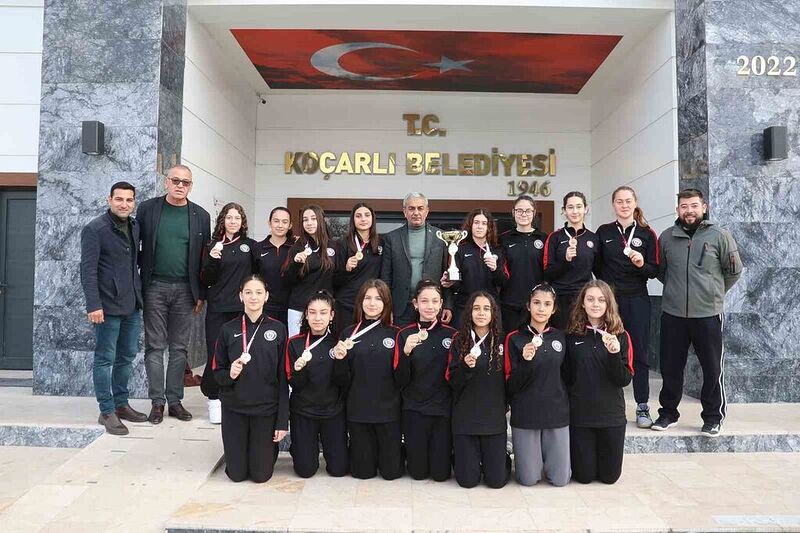 KOÇARLI BELEDİYESPOR KÜÇÜK KIZLAR VOLEYBOL TAKIMI KAZANDIKLARI AYDIN İL BİRİNCİLİĞİ