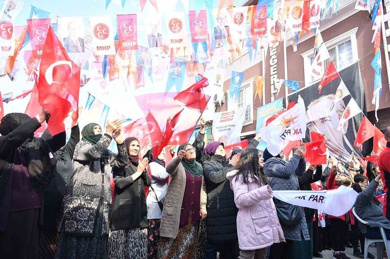 Sarıoğlan’da coşkulu kalabalık, Başkan Büyükkılıç’ı bağrına bastı