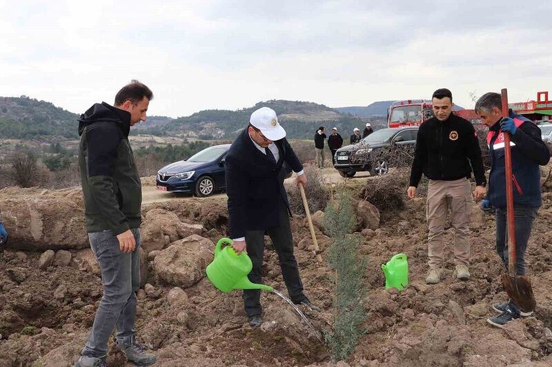 Selendi’de badem fidanları dikildi