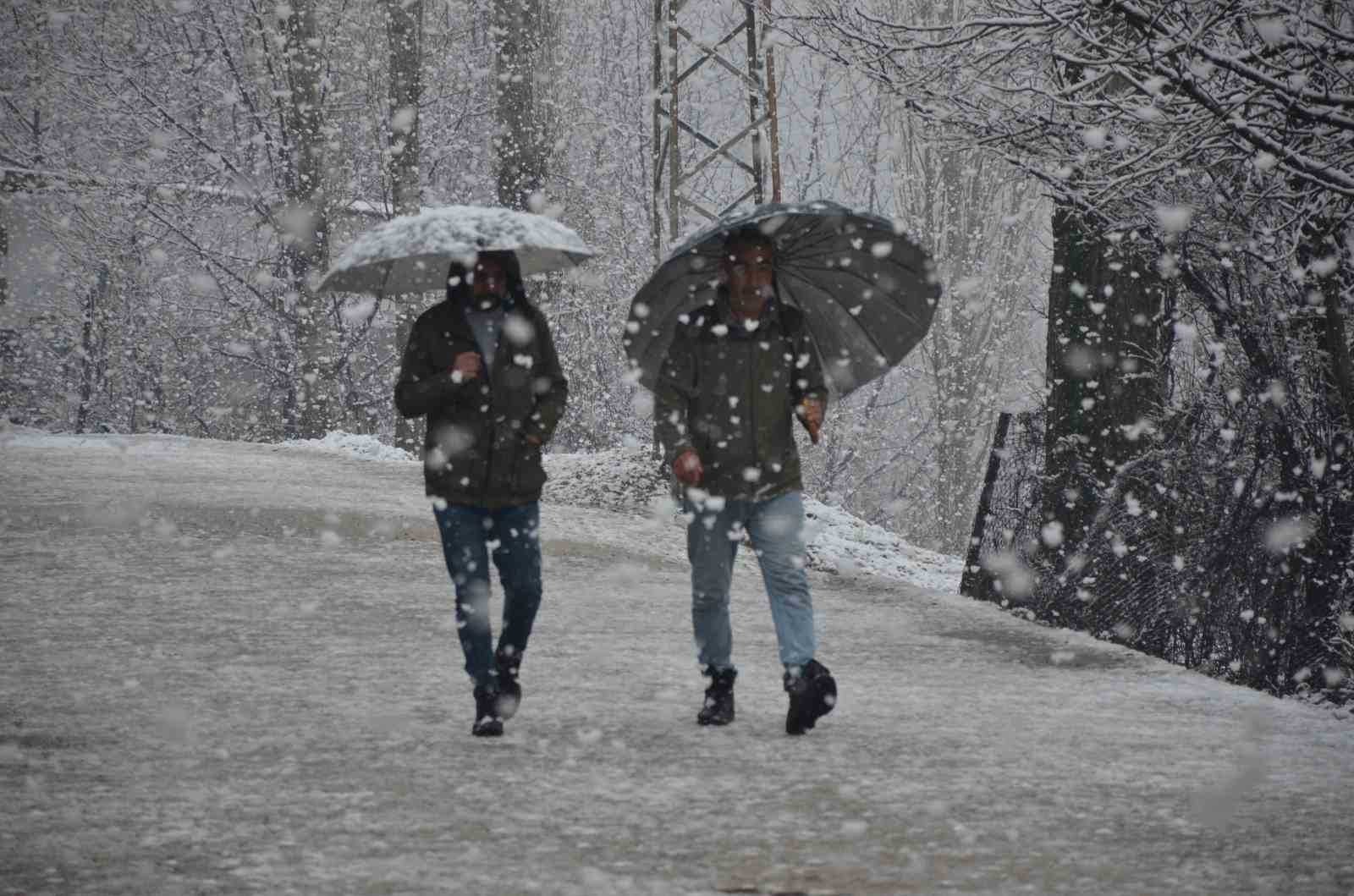 Şırnak’ta lapa lapa kar yağmaya başladı