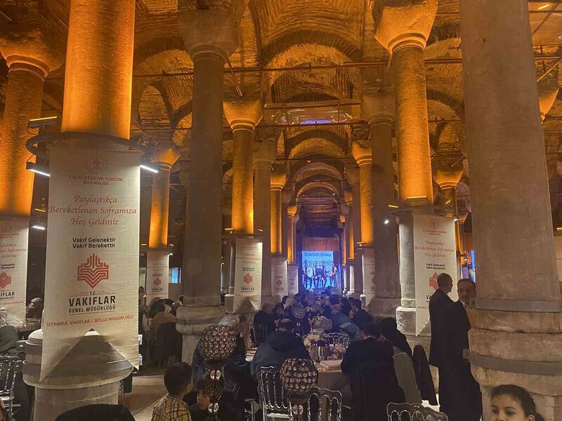 Tarihi Binbirdirek Sarnıcı’nda düzenlenen iftar programına yoğun ilgi