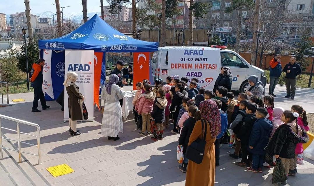 Tarihi Murat Köprüsü’nde deprem farkındalık standı kuruldu